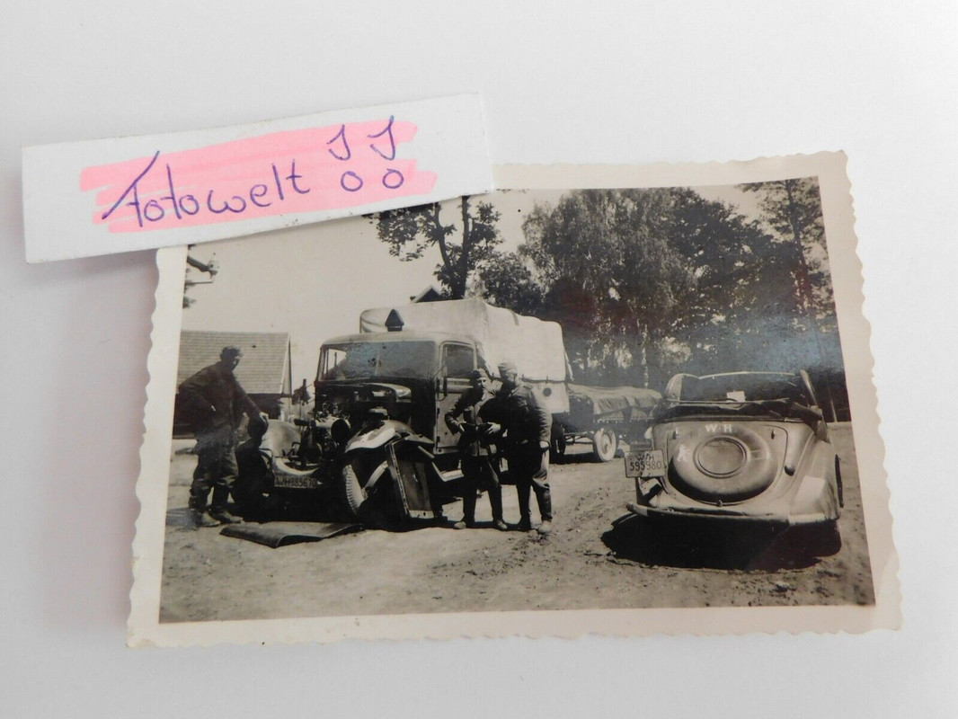 Foto ca 1942 Fahrzeuge der Bären Division Wappen LKW PKW Frontwerkstatt