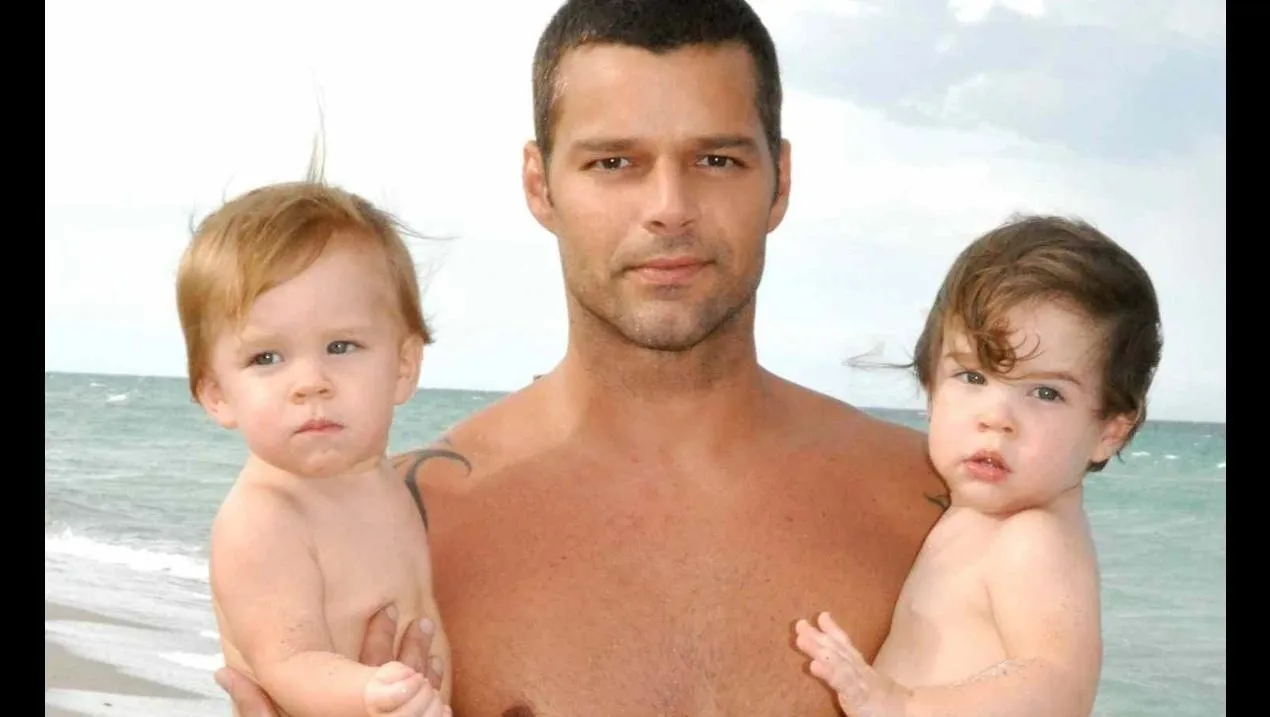 Hijos de Ricky Martin roban miles de suspiros, así de guapos lucen