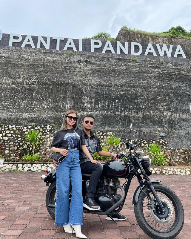 Delta Hesti dan Tom Liwafa saat liburan.