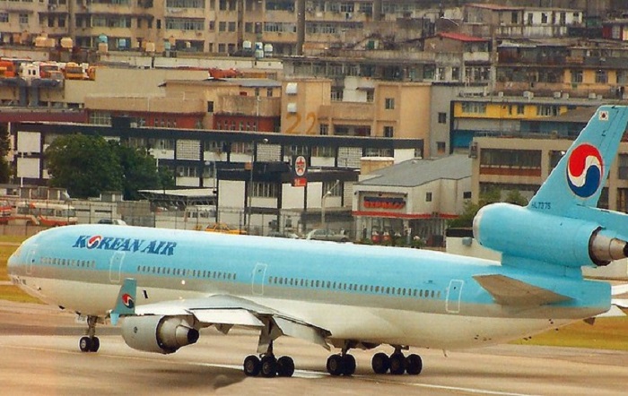 Maskapai Korean Air di Bandara Kai Tak, Hong Kong.