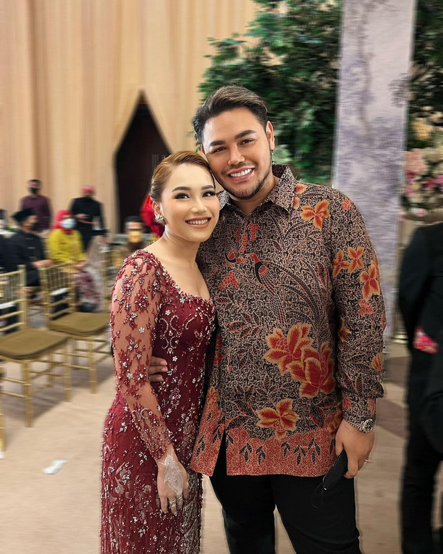 Ivan Gunawan tampak mendampingi Ayu Ting Ting dalam acara pernikahan Syifa.