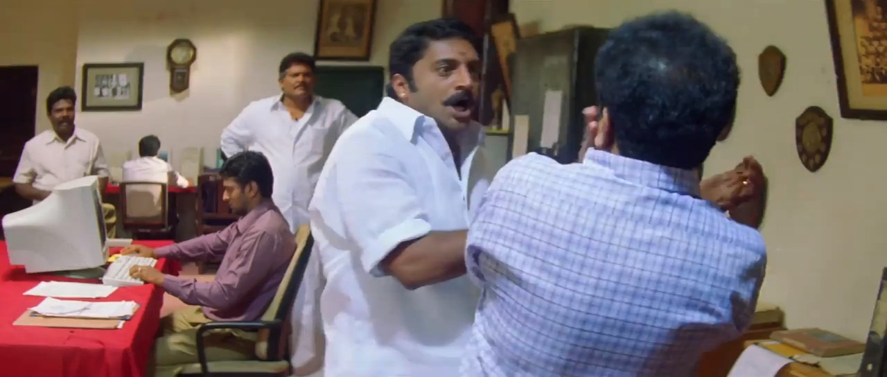 Ghilli 2004 WebRip [Tamil] 480p, 720p ESub Screenshot