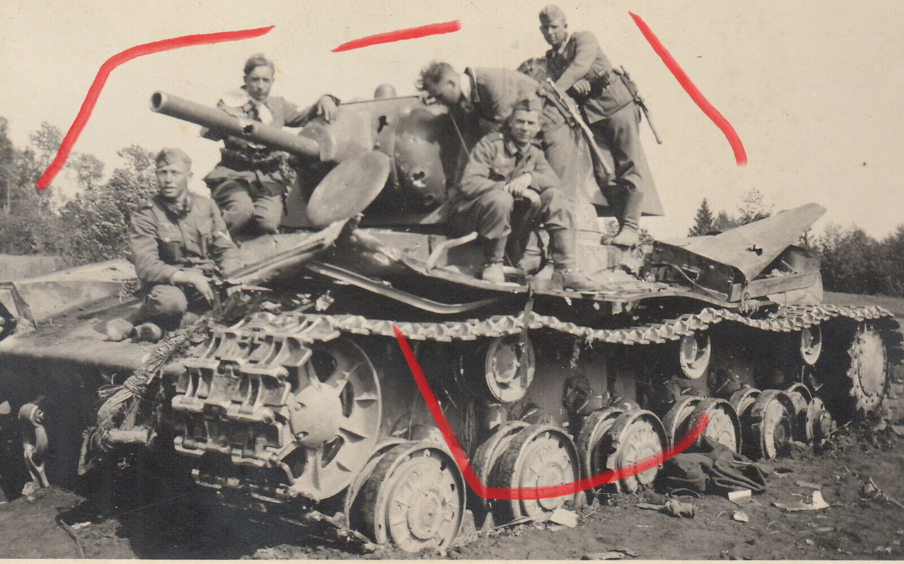Foto WH Soldat Beute Panzer Tank russischer T34 Rußland Gefecht Kampf