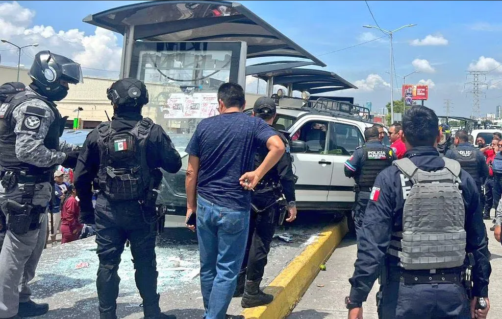 Camioneta pierde el control y arrolla a varias personas en Puebla