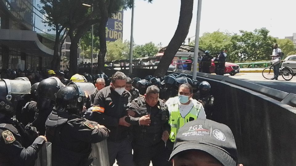 Normalistas de Ayotzinapa lanzan piedras a policías en CDMX; hay al menos15 heridos