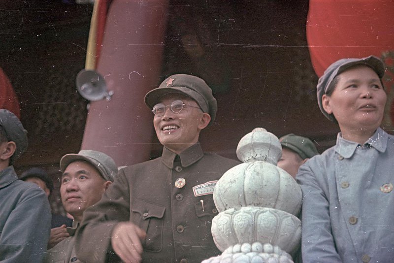 Провозглашение Китайской Народной Республики 1 октября 1949 г. Провозглашение Китайской Народной Республики 1 октября 1949 г. снимке, Владиславович, Владислав, Микоша, серой, куртке, СНИМКОВ, МНОГОМНОГО, КАТОМ, фотокинооператор, советский, случаю, октября, Тяньаньмэ́нь, площади, провозглашение, Китайской, автор, республики, Народной