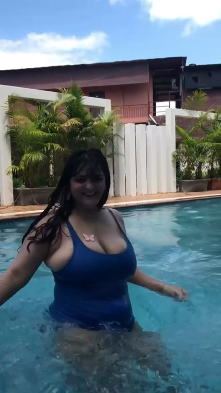 [Image: Desi-Chubby-Girl-Huge-tits-in-blue-swims...39-957.jpg]