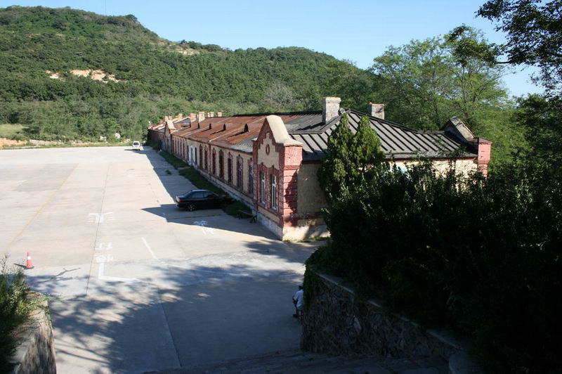 Многократно описанные в романе Степанова казарма