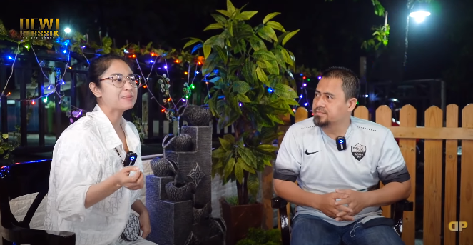 Dewi Perssik ngobrol dengan kakak Saipul Jamil