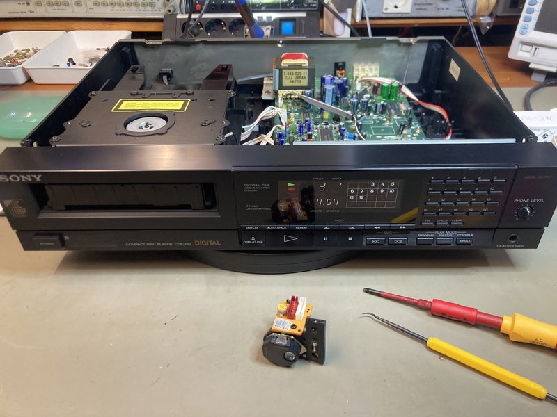 [Bild: Sony-CDP-750-Tausch-Laser.jpg]