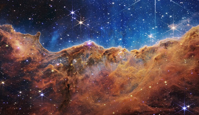 Terdapat pula foto yang menunjukkan Nebula Cincin Selatan, di mana planet-planet lahir di awan debu dan gas yang dipancarkan dari bintang-bintang.