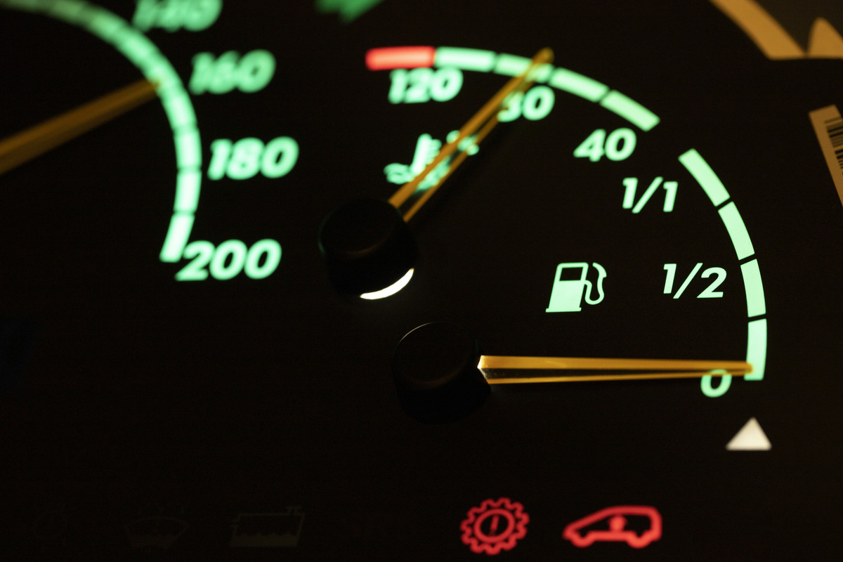 close-up-fuel-level-gauge-vehicle (1)