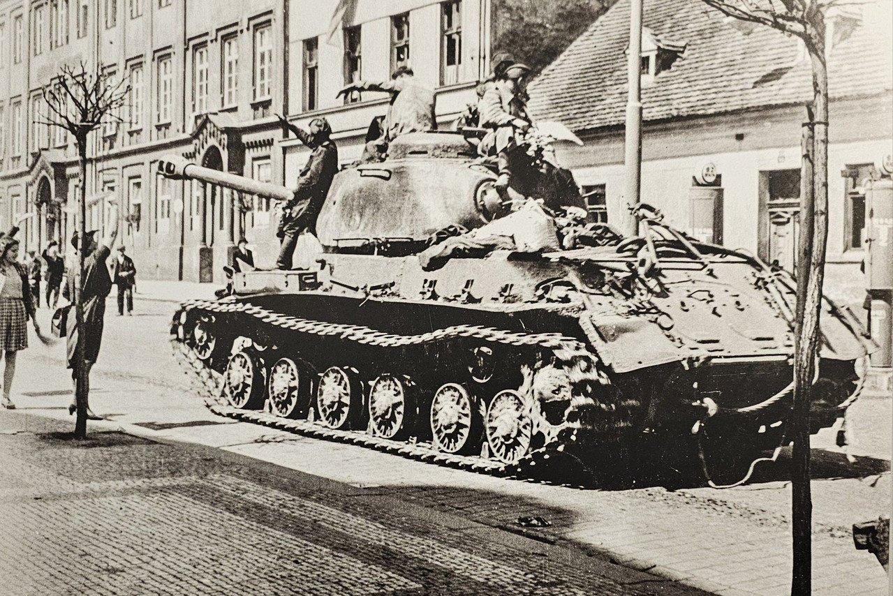 620000533 Těžký tank IS 2 projíždí Kutnohorskou ulicí v Kolíně 9 5 1945