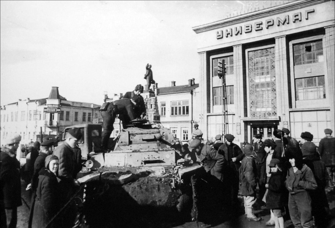 Жители Орджоникидзе (ныне Владикавказ) на Театральной площади (с 1957 года — площадь им. В.И. Ленина