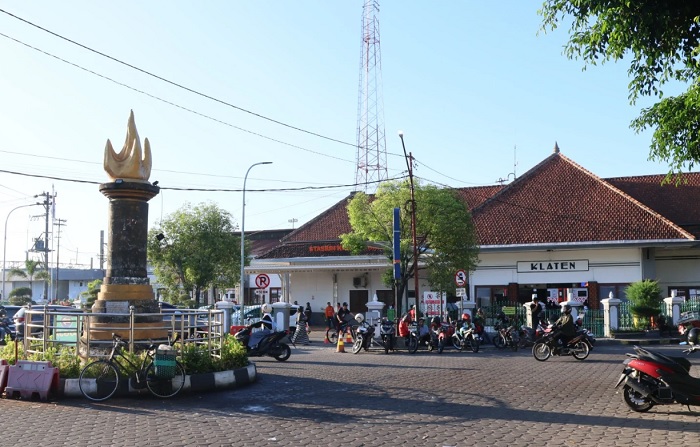 Stasiun Klaten sekarang tidak hanya melayani pelanggan kereta jarak jauh dan aglomerasi, tetapi juga melayani pelanggan kereta komuter.