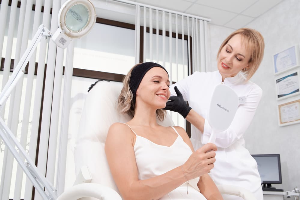 Девушка после процедуры у косметолога