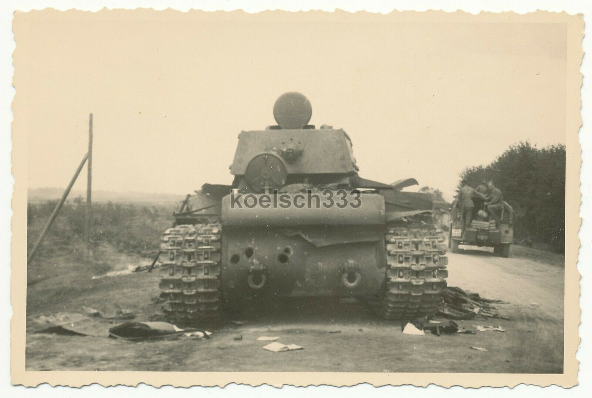 Foto abgeschossener russischer KW I Panzer auf der Straße an der Ostfront ... !