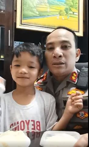 Revan temani sang ayah kerja