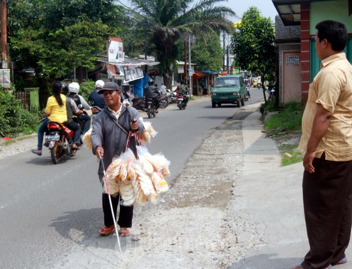 20140217_081932_seorang-tunanetra-semangat-berjualan-kerupuk