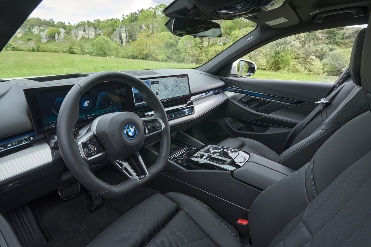 P90551903_highRes_the-new-bmw-530e-tou