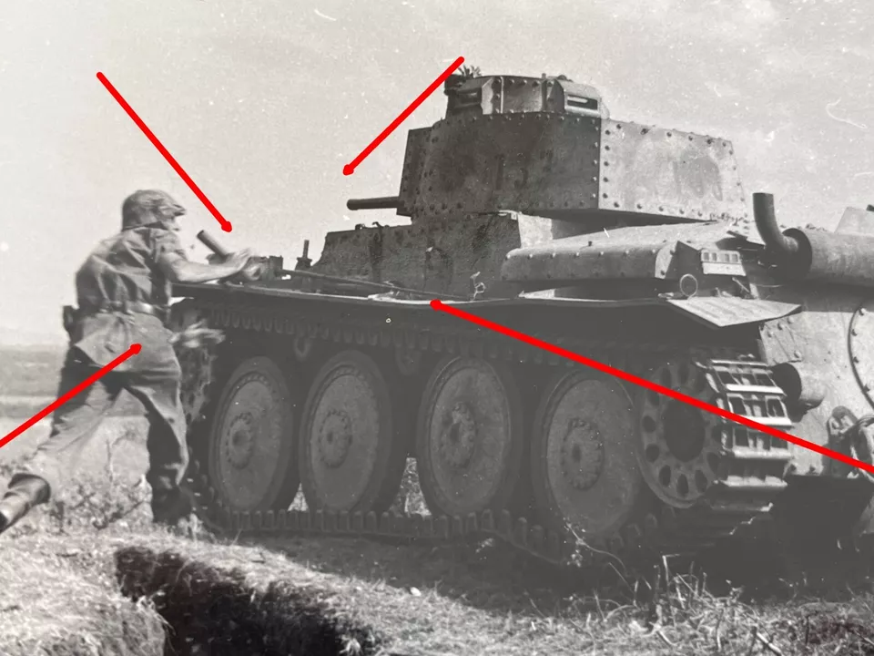 Foto Kuban Brückenkopf, Nahkampfschule 1943, Panzer Nahkampf mit Sprengladung (1)