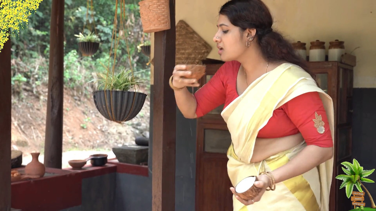 Curvy Beautiful Malyali Lady Sexy Big Boobs and Tummy in Kerala Saree.mkv_snapshot_00.58.117