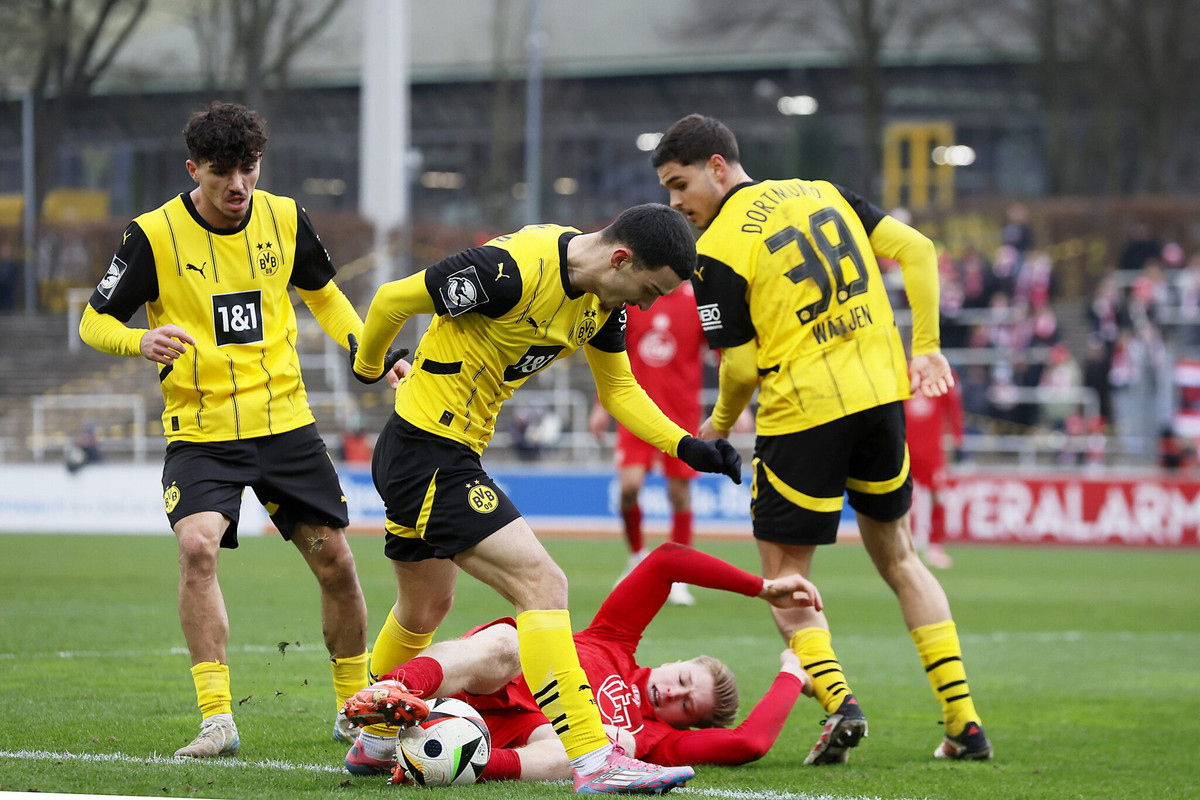 RW Essen vs Dortmund, 01h45 ngày 19/08