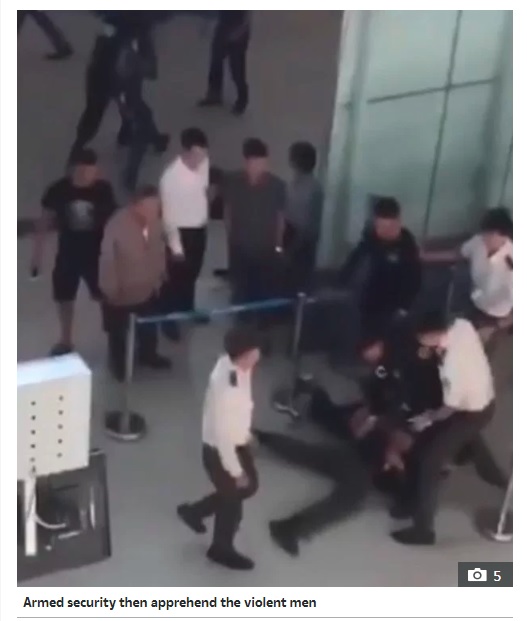 Penangkapan ketiga penumpang pria yang melakukan penyerangan terhadap staf maskapai penerbangan di Bandara Tho Xuan Vietnam.