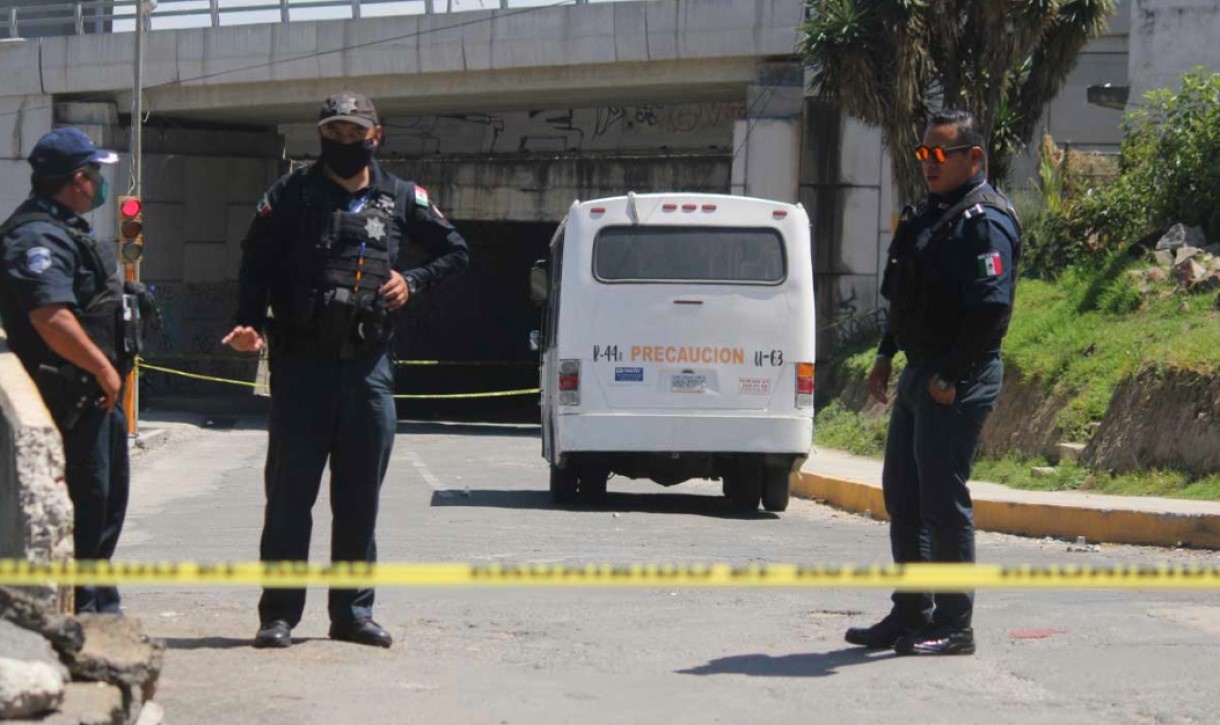 Hombre recibe el impacto de bala perdida, viajaba en un microbús