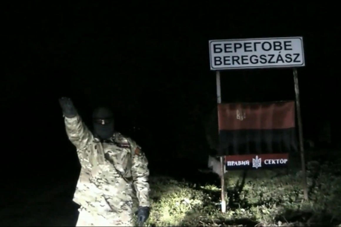 A "Jobb Szektor" fenyegető üzenete Beregszász helységnév táblája előtt. Ők még "csak" a kárpátaljai magyarságot fenyegették. Dmitrij Jaros már hazánkat is.