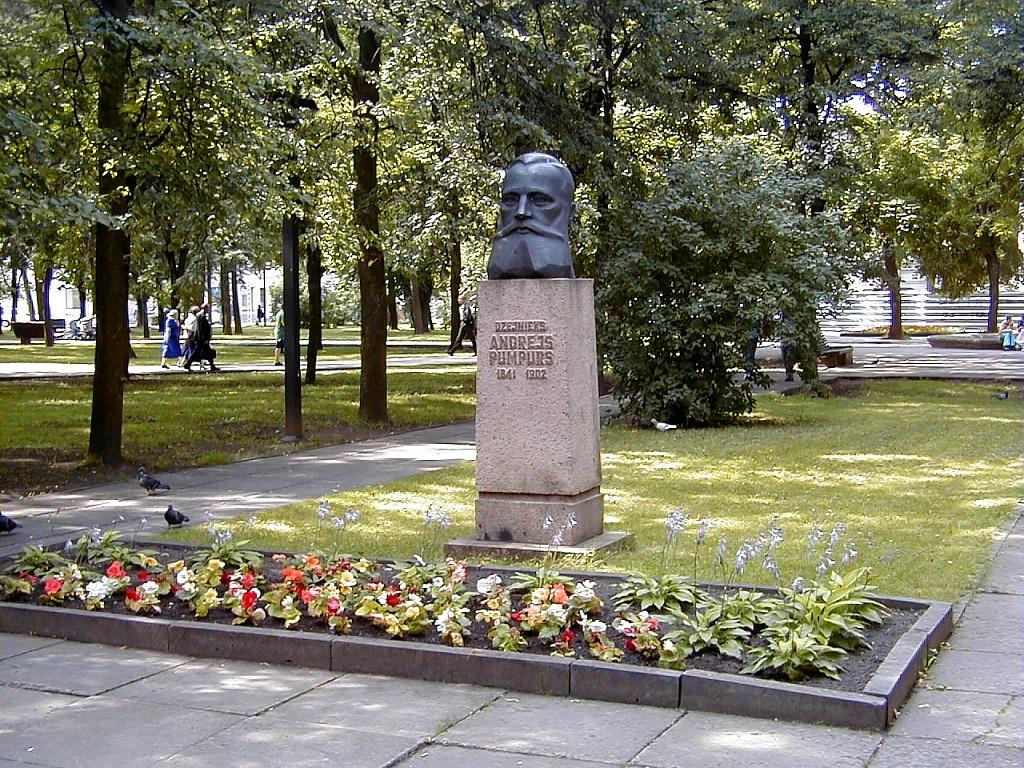 Daugavpils-A-Pumpura-piemineklis-2000-07-21-panoramio