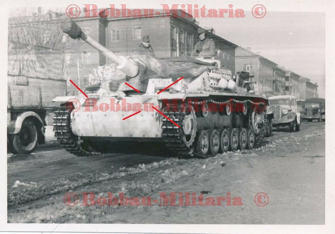 Foto Russland 1944 STUG III Langrohr Sturmgeschütz Wintertarnung Emblem