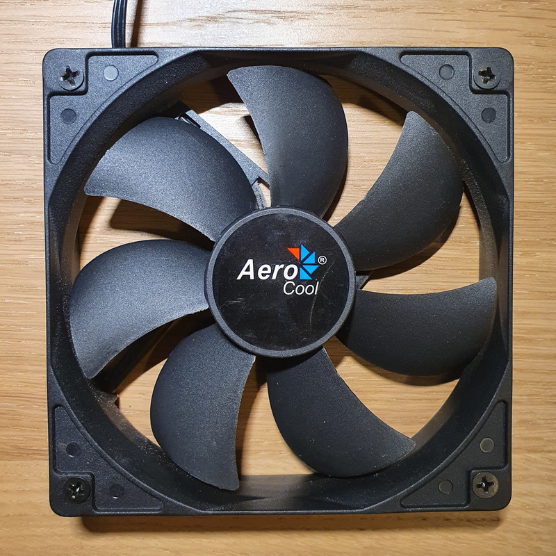 04_Aerocool Black