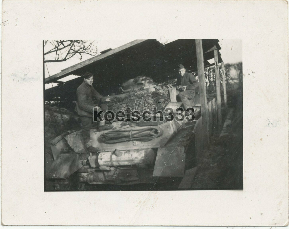 Foto Panzer mit Seitenschürzen eingegraben und eingetarnt in Frankreich 1944