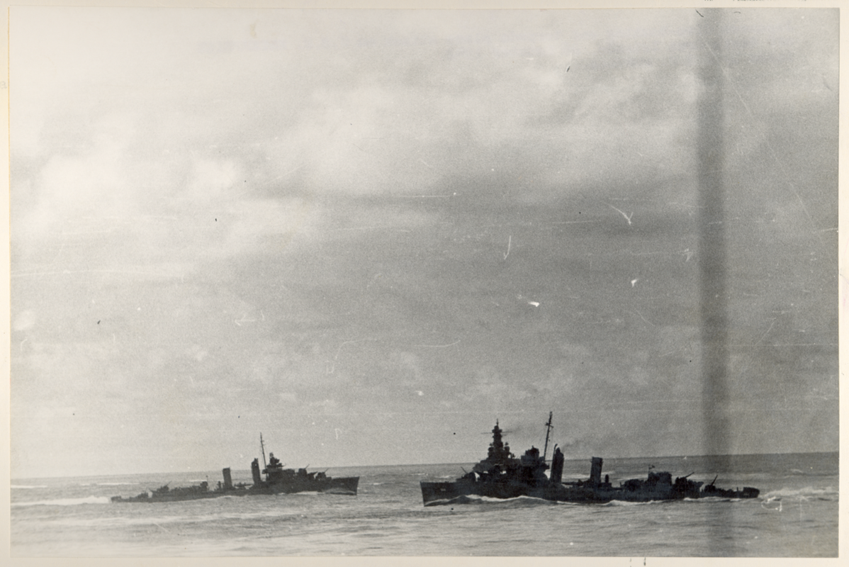 The_USS_Mahan_(DD364)_(foreground)_during_the_Battle_of_Santa_Cruz,_Oct._26,_1942._-_NARA_-_80-G-301