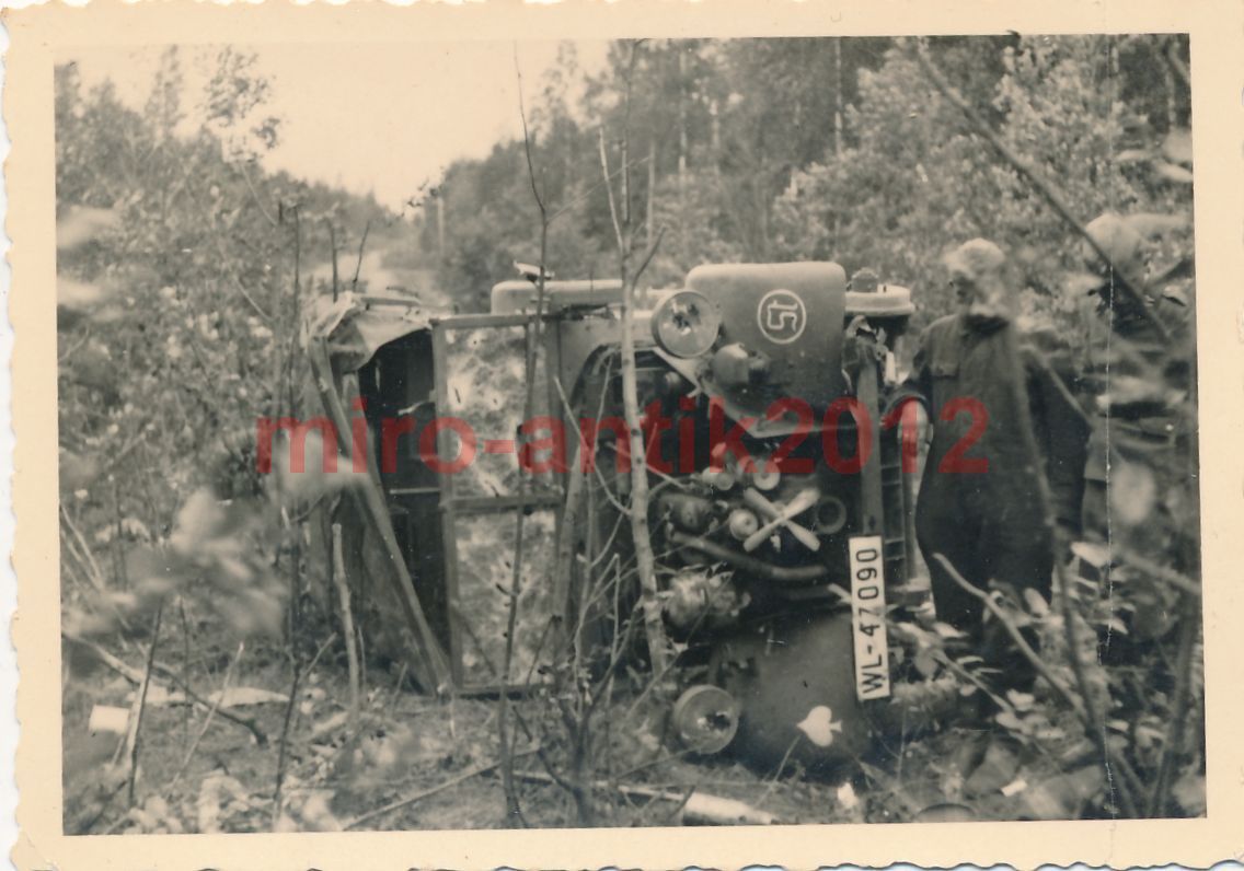Foto, Wehrmacht, zerstörte Fahrzeuge nach einem 