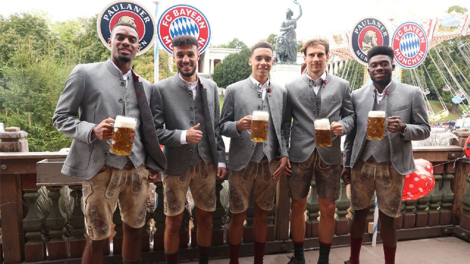 Futbolistas del Bayern Múnich dejan las canchas para beber cerveza en el Oktoberfest
