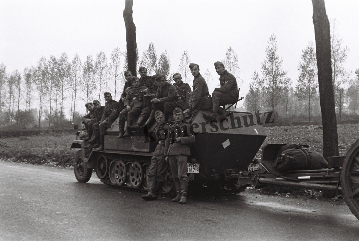 Schützen-Panzer Sd.Kfz.251Mit Artillerie Geschüt