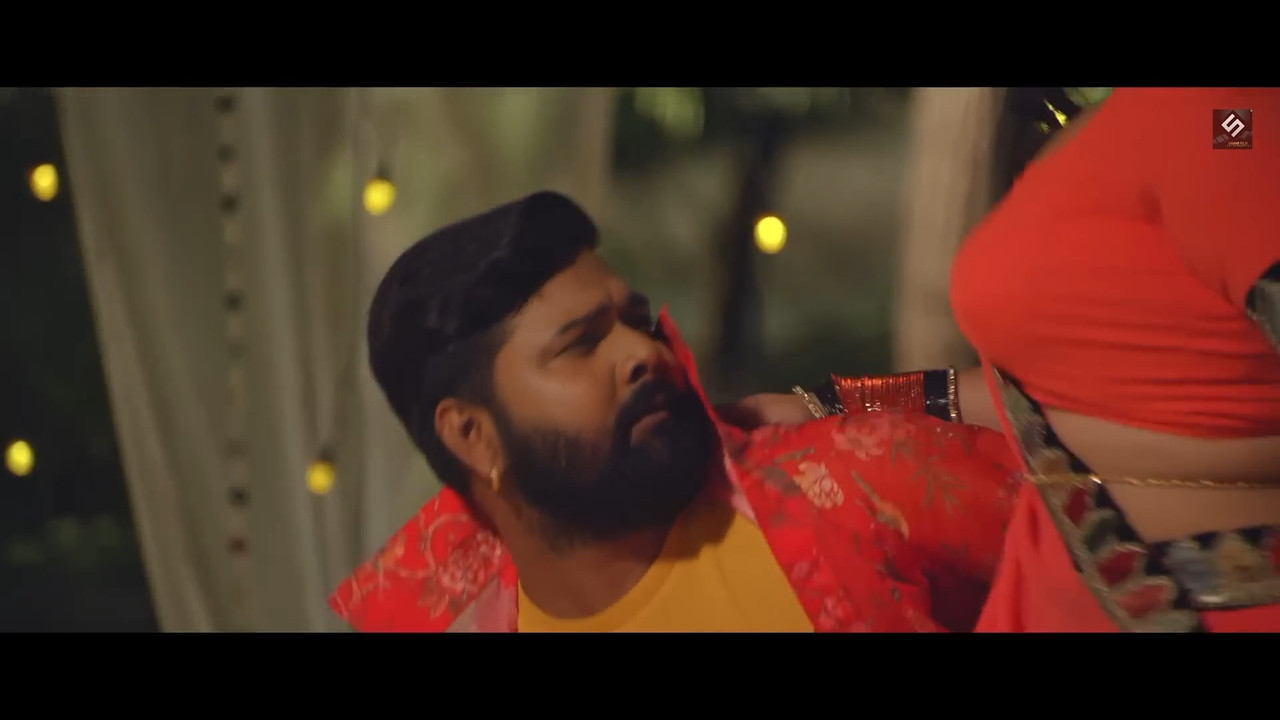 Amrapali Dubey Hot Sexy song latest bhojpuri gana -Samaj Mein Parivartan.mp4_snapshot_01.19.826