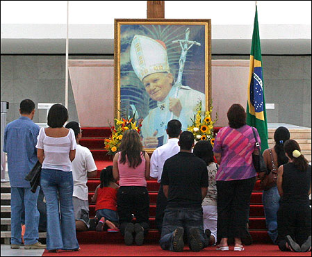 [Image: pope-worship2-1.jpg]