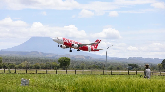 Pesawat AirAsia yang melayani penerbangan perdana Aceh-Kuala Lumpur di Bandara Sultan Iskandar Muda setelag 2 tahun vakum karena pandemi.