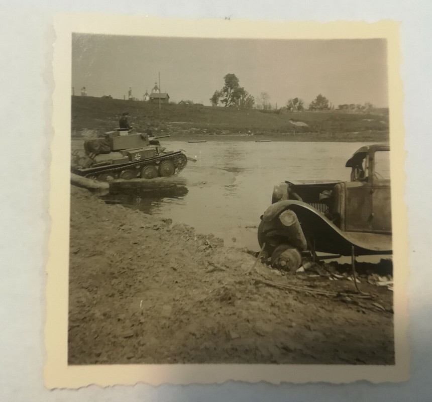 foto Panzer beim Vormarsch Fluss überqueren