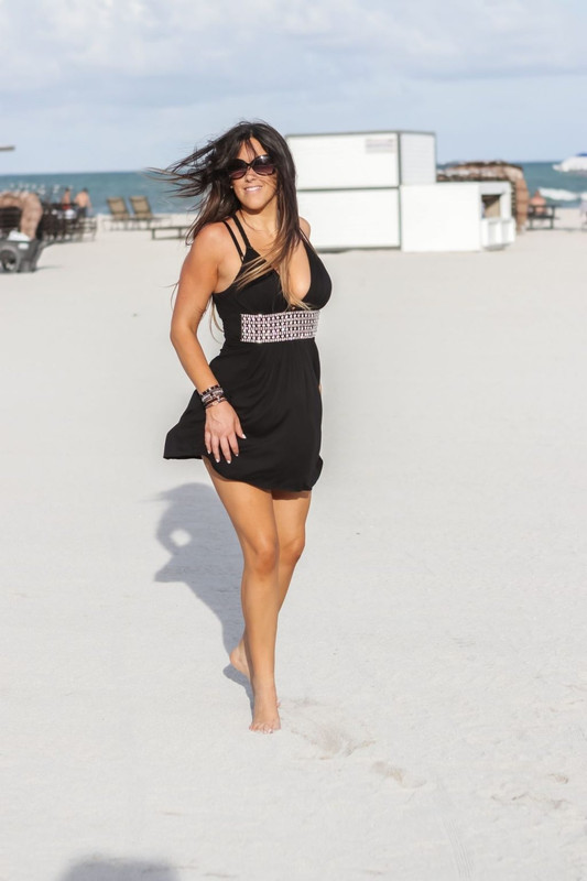 Claudia-Romani-Upskirt-STARS-com-4-1-21