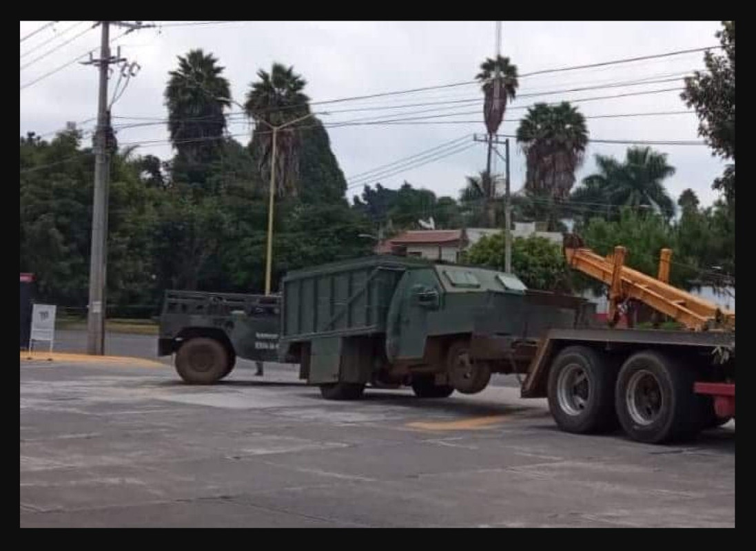 Aseguran monstruos blindados en huerta de aguacate, presuntamente del CJNG