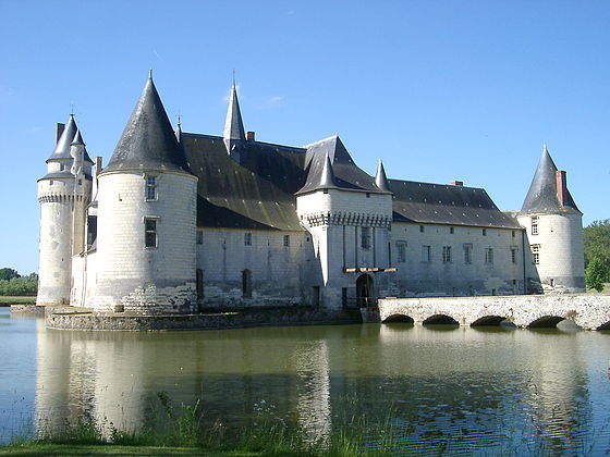 560px-Chateau-du-Plessis-Bourre-Vue-SE-no-02-2004-05-23.jpg