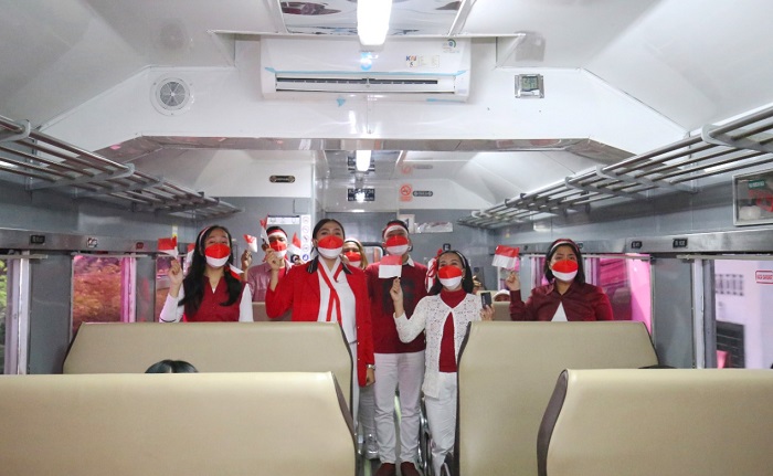 Para front liner KAI juga kompak mengenakan baju adat dari berbagai daerah di Nusantara pada Rabu (17/8/2022).