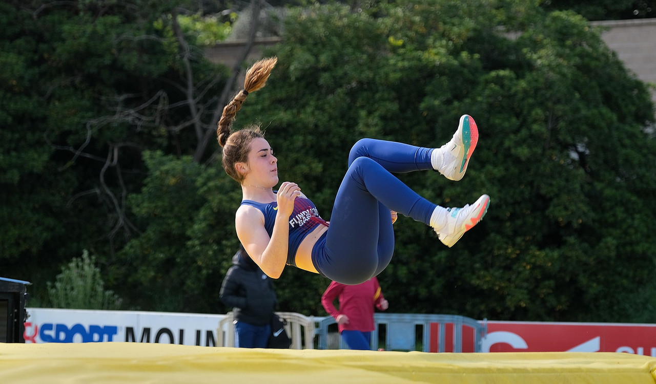 tightshorts_track61_polevaulting.