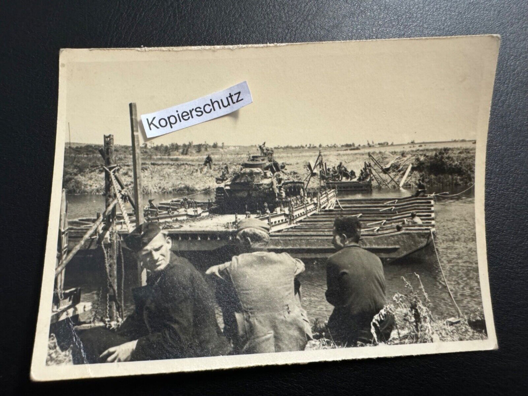 Altes Foto-Brücke-Panzer-Tank-Soldaten-WW2