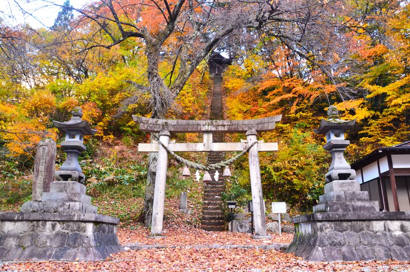 Cabañas y templo en Shirakawa-14-11-2024 - Japón y sus Pueblos-2024 (15)