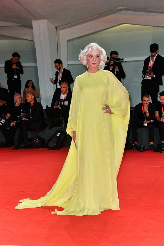 Venezia 79, i look in & out sul red carpet del 4 settembre